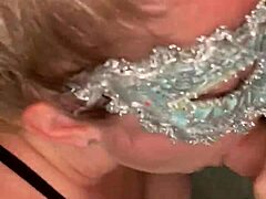 Prsatá manželka s piercingem dává orální sex a polyká sperma v amatérském videu