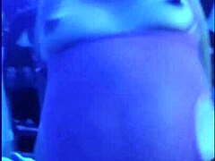 Latina MILFs engasjerer seg i hardcore sex i en neonfest