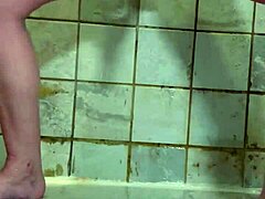Gepiercete milf vrouw gebruikt dubbele dildo's voor solo douchespel