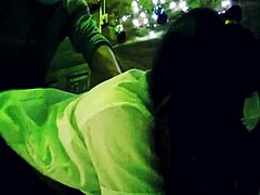 El intercambio travieso de navidad entre madrastra e hijastros lleva a una apuesta íntima y un encuentro sexual