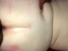 Femme d'âge moyen avec de grosses fesses présente une bite monstrueuse et du sperme