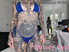 Melody Radford montre ses tatouages en micro bikini nu