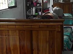 Зрела жена са природним добрима и глатком мачком подивља у ХД видеу