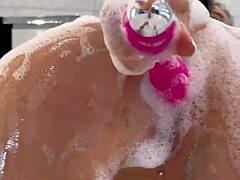 Моника Фок ужива са ружичастом играчком у пенетративном купатилу
