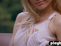 Zierliche blonde Milf Zhenya Belayas Outdoor-Fotoshooting mit freizügigen Klamotten