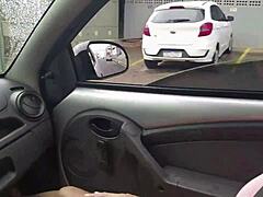 امرأة في منتصف العمر تمارس الجنس الفموي على سائق أوبر في مقابل ركوب مجاني