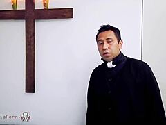 Sor Raymundas bekentenis verandert in een zondige ontmoeting met een priester