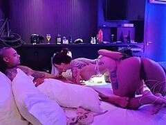 Un groupe d'amis se livre à une nuit sauvage de sexe de partenaire dans un motel