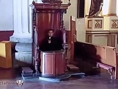 La confessione di Sor Raymunda si trasforma in un incontro peccaminoso con un prete