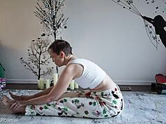 Ibu rumah tangga berambut coklat mengajarkan pelajaran yoga fetish