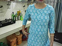 Rondborstige Indiase stiefmoeder wordt wild geneukt in de keuken