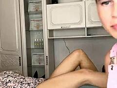 Lyshåret russisk dame får sine lange ben vokset