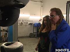 Dövmeli bir milf garajda grup seks seansının tadını çıkarıyor