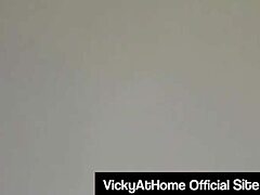 Vicky Vettes leidenschaftliche Oralsex-Session führt zu einem Gesichtsbesamung auf ihrem prallen Busen
