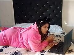 Пышная мамочка мастурбирует игрушками и трясет своей толстой задницей в домашнем видео