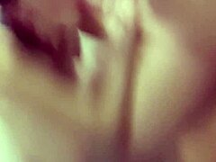 Milfka s veľkými prsiami dáva orálny sex v sprche
