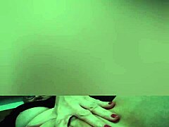Домашнее видео, где Стеллас привлекает внимание своей густой киски