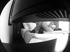 Az amatőr milfek intenzív élvezetet élnek át egy szállodai szobában