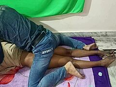 Pasangan India matang meneroka permainan bilik tidur dalam HD
