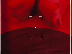 Zrelá milfka ukazuje svoj obrovský penis a veľkú zadnicu v červenom footjobe