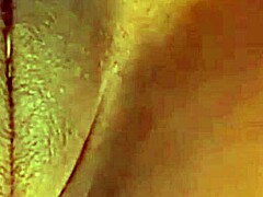 Una milf madura con un gran clítoris se pone traviesa en un video porno amateur