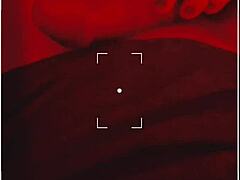 Moden milf viser frem sin monsterkuk og store rumpe i rødt lys fotjobb