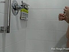 Intymny moment pod prysznicem Becky Jones uchwycony przez Rexa Ringo