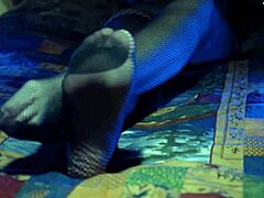 Reife Milf zeigt ihre Zehen in sexy Netzstrümpfen