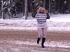 Blond MILF prezentuje swoje atuty na śniegu