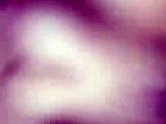 Utro kone viser sin store røv i amatørpornovideo