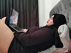 Aldatan üvey anne, kendini tatmin etmek için porno izliyor