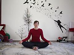 Europäische Milf lehrt Yoga-Lektionen mit Fetisch-Twist