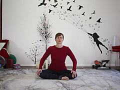 Ibu rumah tangga Eropa mengajarkan pelajaran yoga dengan twist fetish
