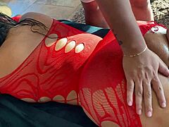 Erotische Massage der Stiefmütter führt zu intimer Begegnung mit dem Stiefsohn