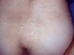 Amateur milf laat haar strakke gaatje oprekken in zelfgemaakte anale video