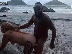 Una MILF tatuata e una cougar bionda si impegnano in un erotico incontro in spiaggia