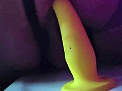 Donna matura cavalca il suo dildo preferito