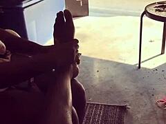 POV βίντεο λατρείας ποδιών με ώριμο ζευγάρι