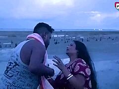 Uma MILF e seu marido indianos desfrutam de sexo em grupo na praia