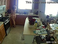 Dojrzałe klientki patrzą, jak Lia1616 sprząta kuchnię w czerwonym bikini