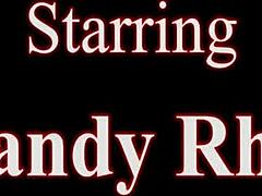 La madura rubia MILF Mandy Rhea en un seductor papel de madrastra
