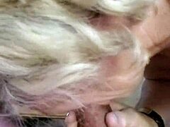 Зрелая женщина получает сперму на лицо