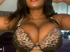 Leopardmönstrade underkläder på en mogen kvinnas stora bröst
