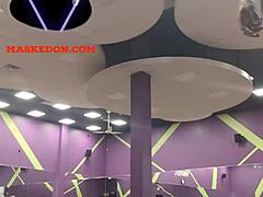 Maskerad kvinna tränar solo på gymmet