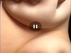 Una MILF excitante da una mamada impresionante después de recibir un paquete