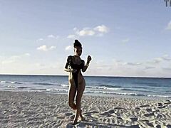 Monika Foxs show solo: plaisir personnel au bord de la plage avec éjaculation féminine et prolapse