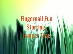 Juniper Maes sensuella utforskning av nagelspel och fingertekniker