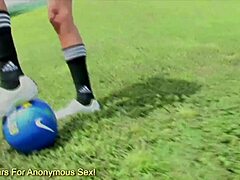 Gigi Sweet, futbalová kráska, si hrá s veľkými, tmavými zadkami na pevnom penise