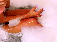 Όμορφη ξανθιά επιδεικνύει άψογη σωματική διάπλαση κατά τη διάρκεια χαλαρωτικού μπάνιου