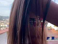 Een Latina meid zoekt een grote lul op een balkon in Barcelona